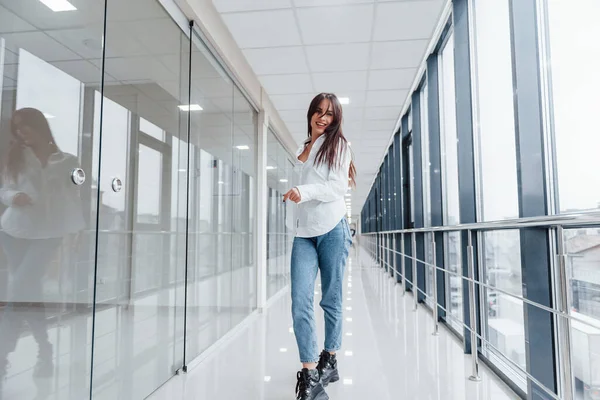 Brunette White Shirt Indoors Modern Airport Hallway Daytime — стоковое фото