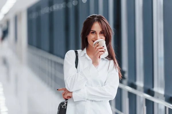 Brunette White Shirt Indoors Modern Airport Hallway Daytime Holding Cup — 스톡 사진