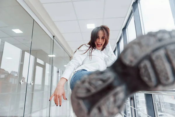 Close View Brunette White Shirt Indoors Modern Airport Hallway Daytime — стоковое фото