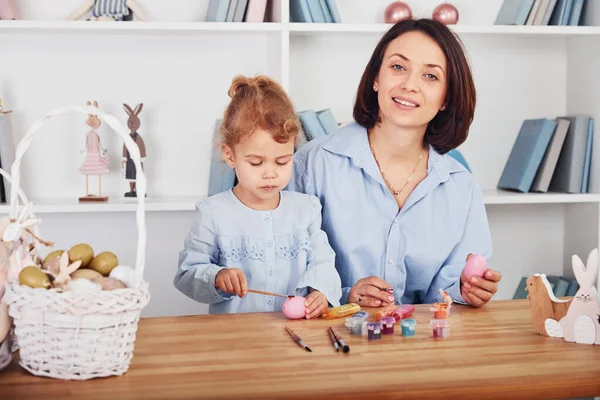 Mother Daughter Celebrating Easter Holidays Together Paints Eggs — 스톡 사진