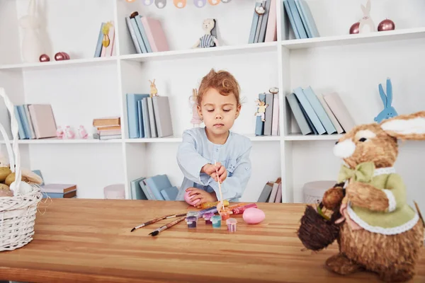 Cute Little Girl Paints Eggs Celebrating Easter Holidays Indoors — 스톡 사진