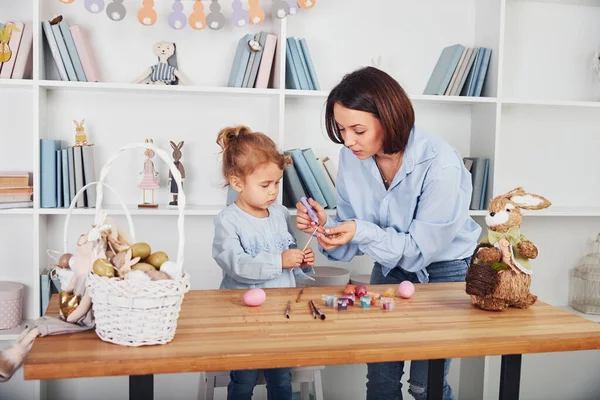 Madre Con Hija Celebrando Juntos Las Vacaciones Pascua Pintura Huevos —  Fotos de Stock