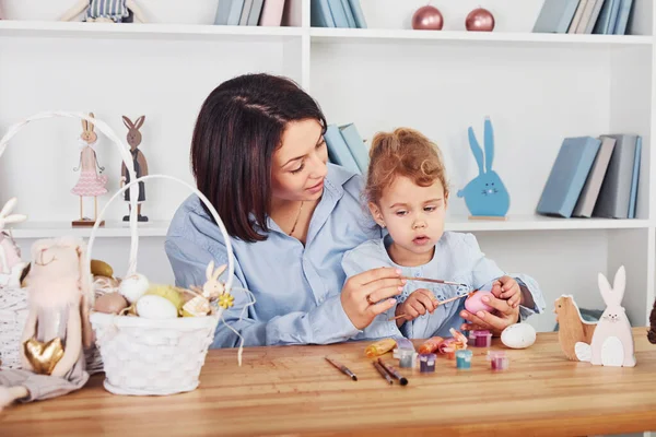 Madre Con Hija Celebrando Juntos Las Vacaciones Pascua Pintura Huevos —  Fotos de Stock