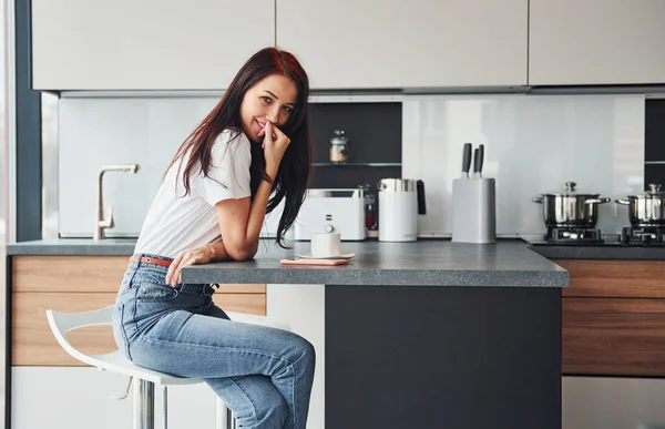 Young Beautiful Brunette Casual Clothes Sits Kitchen Fresh Drink Morning — Stok fotoğraf