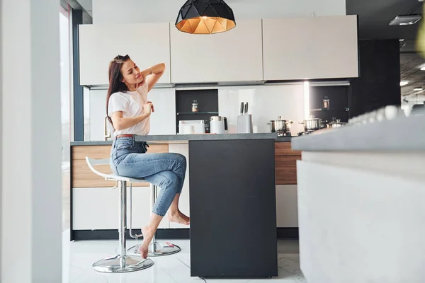 Young Beautiful Brunette Casual Clothes Sits Kitchen Fresh Drink Morning — Foto de Stock