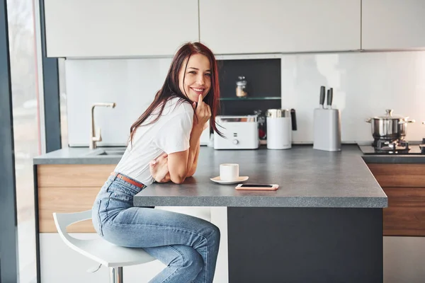 Young Beautiful Brunette Casual Clothes Sits Kitchen Fresh Drink Morning — Stock Photo, Image