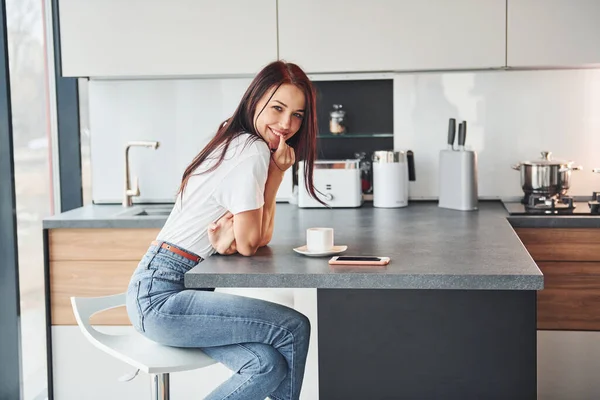 Young Beautiful Brunette Casual Clothes Sits Kitchen Fresh Drink Morning — Stock Photo, Image