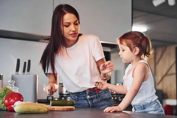 Madre Con Pequeña Hija Rebanando Verduras Interior Cocina — Foto de Stock