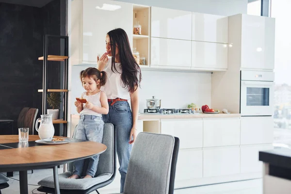 Little Girl Eats Cookies Mother Her Little Daughter Indoors Kitchen — Foto Stock