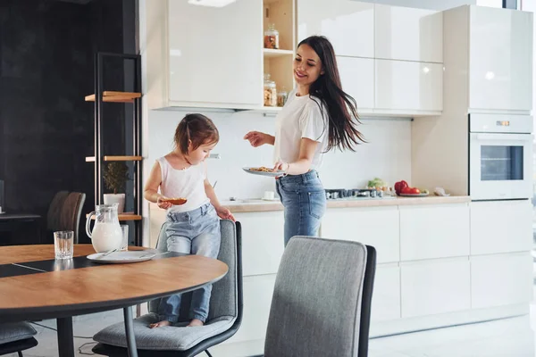 Little Girl Eats Cookies Mother Her Little Daughter Indoors Kitchen — Foto Stock