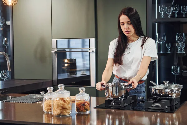 Taze yemek hazırlıyorum. Genç ve güzel esmer, gündüzleri evde, mutfakta günlük giysiler içinde..