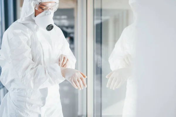 Ärztin Laborkittel Schutzbrille Und Maske Innenraum Und Mit Handschuhen — Stockfoto