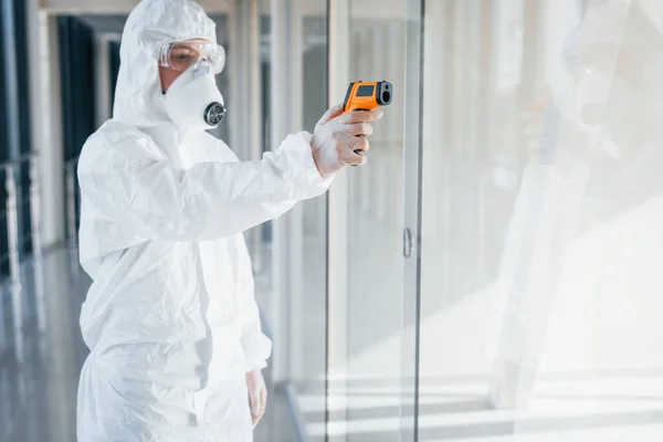 Female Doctor Scientist Lab Coat Defensive Eyewear Mask Standing Indoors — Stock fotografie