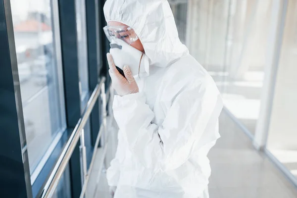 Female Doctor Scientist Lab Coat Defensive Eyewear Mask Standing Indoors — Stock fotografie