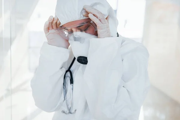 Feels Bad Sick Female Doctor Scientist Lab Coat Defensive Eyewear — Stock fotografie