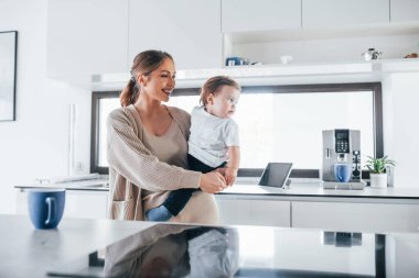 Kadın blogcu anne çocuğuyla birlikte hafta sonu evde..