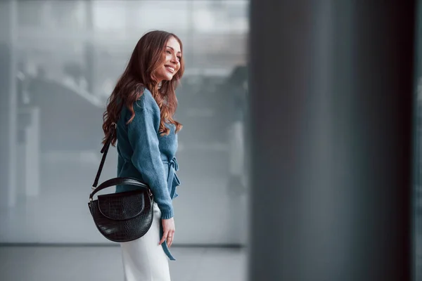 Attractive Woman Blue Shirt White Pants Indoors Posing Camera Airport — Fotografia de Stock