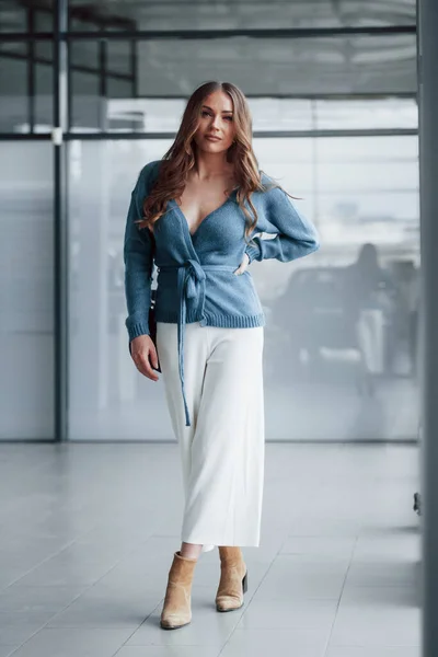 Attractive Woman Blue Shirt White Pants Indoors Posing Camera Airport — Fotografia de Stock