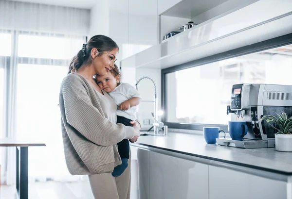 Kadın blogcu anne çocuğuyla birlikte hafta sonu evde..