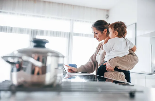 Female Blogger Mother Her Kid Together Indoors Home Weekend Using — Stock Photo, Image