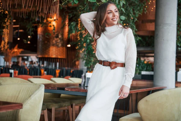 Великолепная Женщина Белом Платье Стоящая Помещении Ресторана — стоковое фото