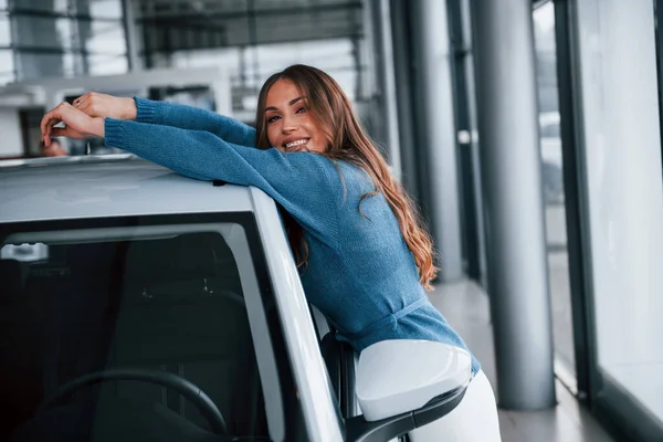 Positive Woman Blue Shirt Leaning Brand New Car Auto Salon — Foto de Stock