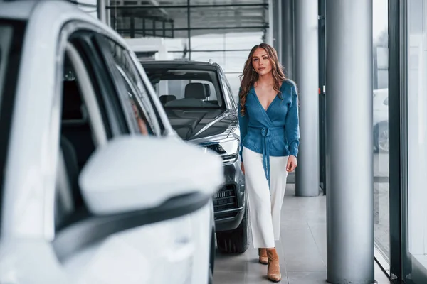 Positive Woman Blue Shirt Walks Brand New Car Auto Salon — Foto de Stock