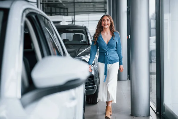 Positive Woman Blue Shirt Walks Brand New Car Auto Salon — Foto de Stock