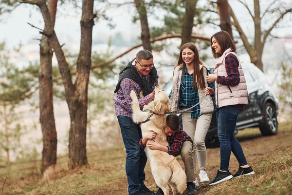 Família Feliz Divertir Com Seu Cão Ativo Perto Carro Moderno — Fotografia de Stock