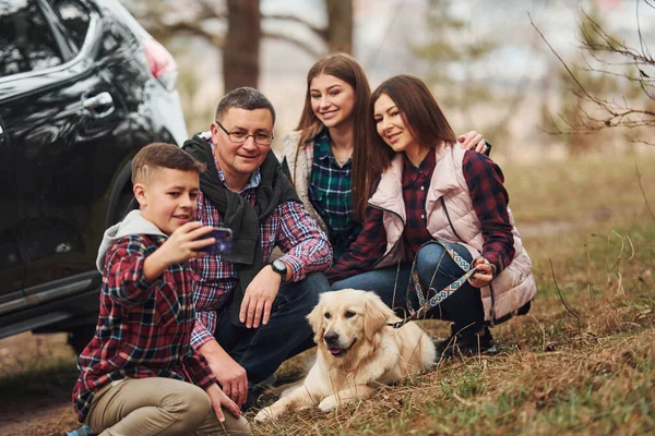 Joyeux Famille Assis Amuser Avec Leur Chien Près Voiture Moderne — Photo