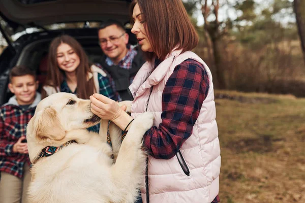 Onnellinen Perhe Pitää Hauskaa Koiransa Kanssa Lähellä Modernia Autoa Ulkona — kuvapankkivalokuva