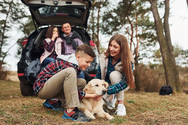 Familia Feliz Sentado Divertirse Con Perro Cerca Coche Moderno Aire — Foto de Stock