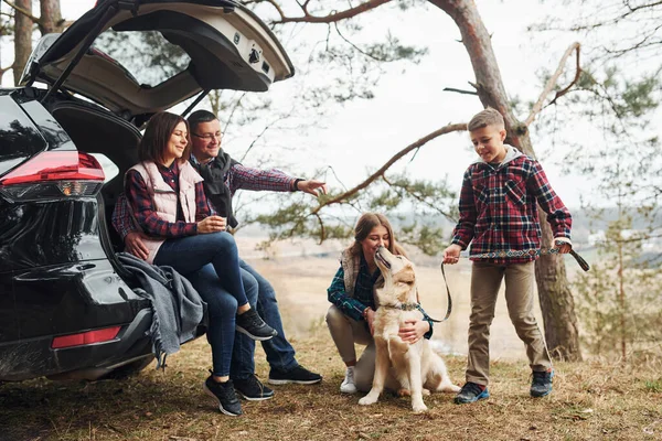 Joyeux Famille Assis Amuser Avec Leur Chien Près Voiture Moderne — Photo