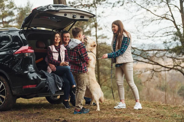 Bonne Famille Amusez Vous Avec Leur Chien Près Voiture Moderne — Photo