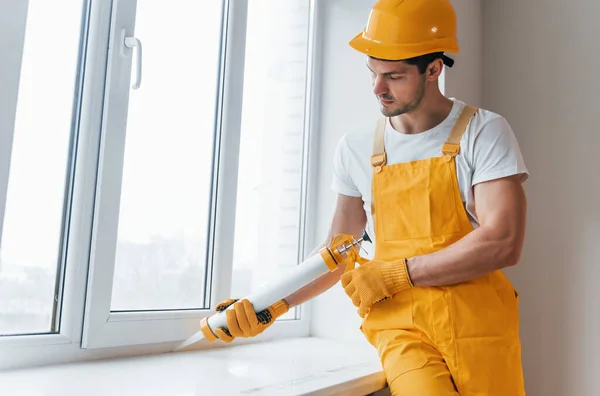 Faz Tudo Uniforme Amarelo Trabalha Com Cola Janela Casa Concepção — Fotografia de Stock