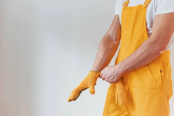 Handyman Yellow Uniform Preparing Work Indoors House Renovation Conception — Zdjęcie stockowe