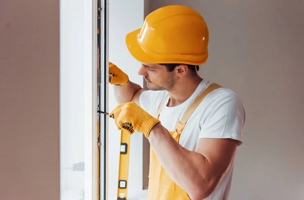 Handyman Uniforme Amarelo Instala Nova Janela Concepção Renovação Casa — Fotografia de Stock