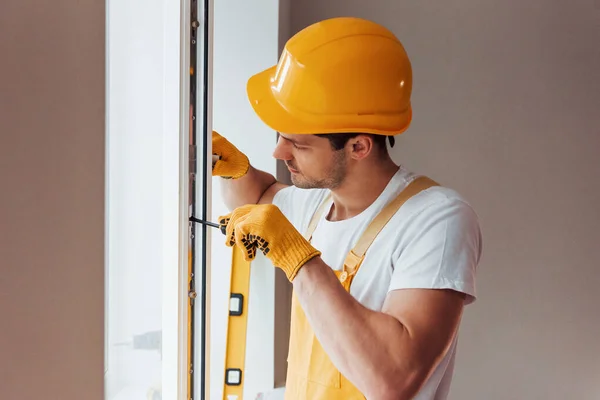 Handyman Uniforme Amarelo Instala Nova Janela Concepção Renovação Casa — Fotografia de Stock