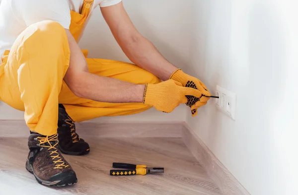 Handyman Yellow Uniform Works Electricity Installing New Socket House Renovation — Zdjęcie stockowe