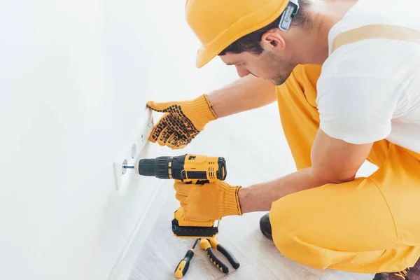 Handyman Uniforme Amarillo Trabaja Con Electricidad Instala Nuevo Zócalo Mediante — Foto de Stock