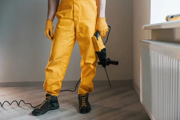 Handyman Yellow Uniform Drill Standing Indoors House Renovation Conception — Zdjęcie stockowe