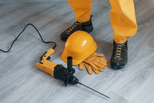 Handyman Yellow Uniform Drill Standing Indoors House Renovation Conception — Zdjęcie stockowe