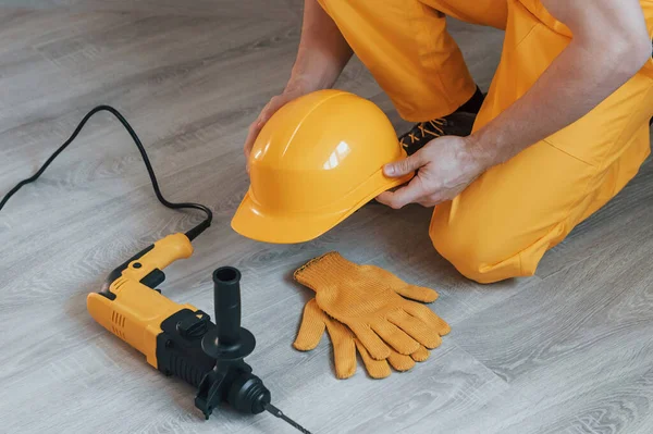 Handyman Uniforme Amarelo Com Broca Dentro Casa Concepção Renovação Casa — Fotografia de Stock
