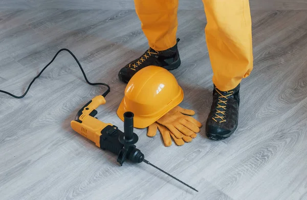 Handyman Yellow Uniform Drill Standing Indoors House Renovation Conception — Stok fotoğraf