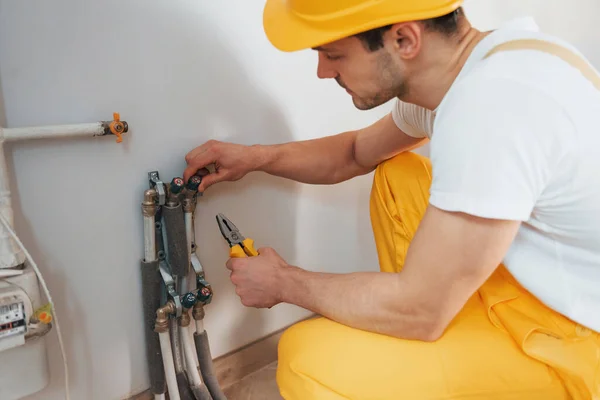 Handyman Yellow Uniform Works Indoors House Renovation Conception Installing New — Stockfoto