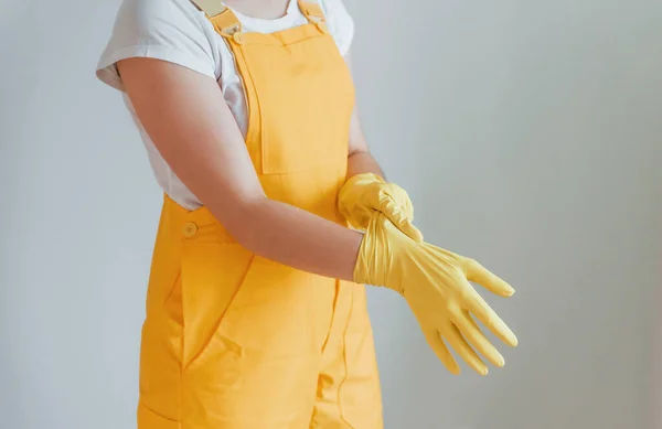 Dona Casa Uniforme Amarelo Que Prepara Para Polir Janelas Dentro — Fotografia de Stock