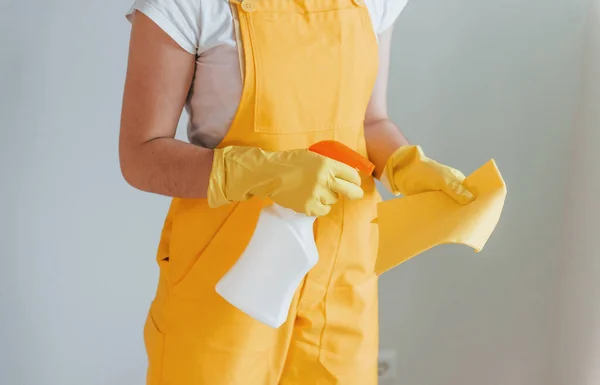 Housewife Yellow Uniform Preparing Polishing Windows Indoors House Renovation Conception — Zdjęcie stockowe