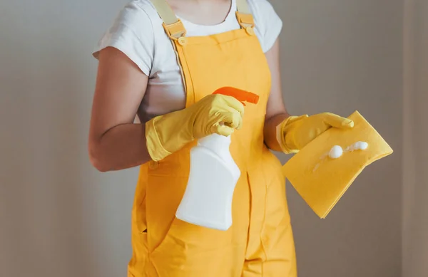 Housewife Yellow Uniform Preparing Polishing Windows Indoors House Renovation Conception — Zdjęcie stockowe