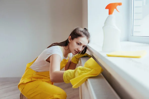 Housewife Yellow Uniform Works Window Surface Cleaner Indoors House Renovation — Zdjęcie stockowe