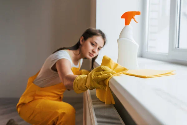 Housewife Yellow Uniform Works Window Surface Cleaner Indoors House Renovation — Stock Photo, Image